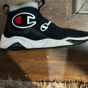 Good athletic tennis shoe feels good fits like a glove